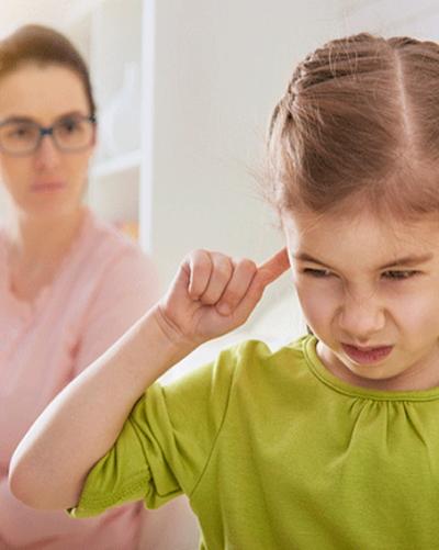 10 Shprehje që prindërit nuk duhet t’ua thonë kurrë fëmijëve: